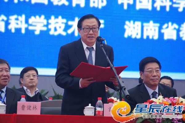 全國(guó)人大常委會(huì)副委員長(zhǎng)華建敏宣布“2012中國(guó)(長(zhǎng)沙)科技成果轉(zhuǎn)化交易會(huì)暨國(guó)家科學(xué)技術(shù)獲獎(jiǎng)項(xiàng)目新技術(shù)展和國(guó)家‘科學(xué)發(fā)展,成就輝煌’科技圖片展”開(kāi)幕。 全國(guó)人大常委會(huì)副委員長(zhǎng)華建敏宣布“2012中國(guó)(長(zhǎng)沙)科技成果轉(zhuǎn)化交易會(huì)暨國(guó)家科學(xué)技術(shù)獲獎(jiǎng)項(xiàng)目新技術(shù)展和國(guó)家‘科學(xué)發(fā)展,成就輝煌’科技圖片展”開(kāi)幕。